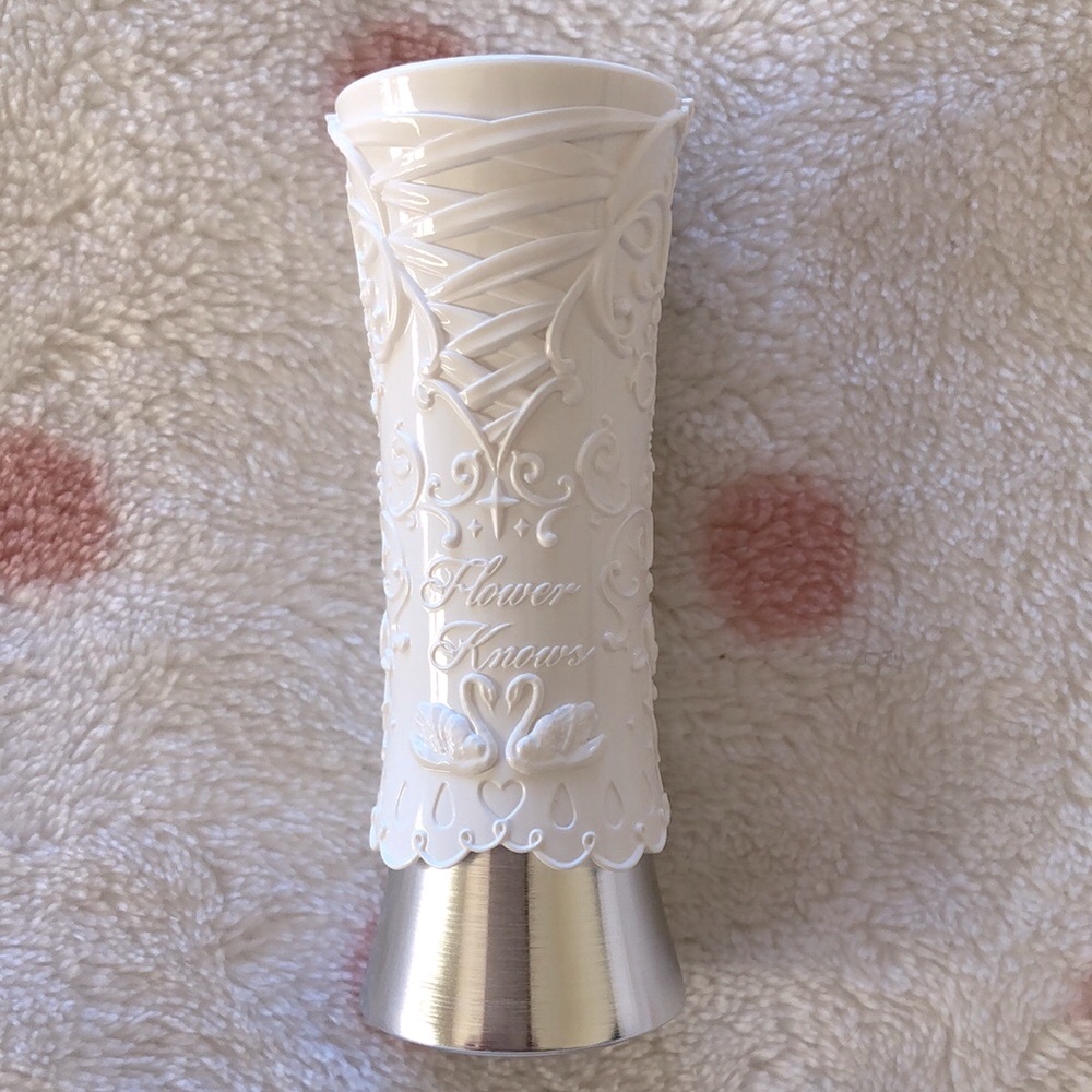 NWOB Flower Knows Shine Lipstick, B09 Midsummer Night 💄🩰🦢